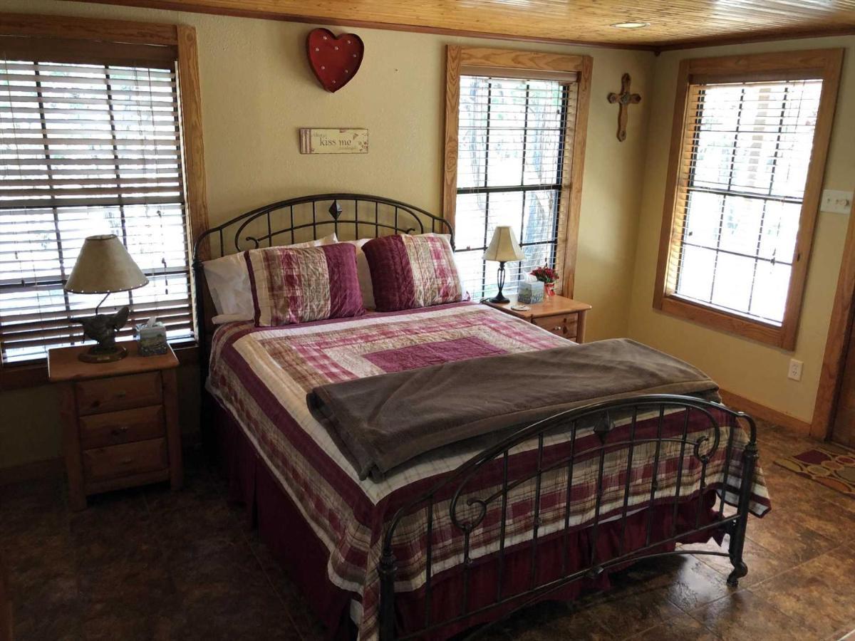 Rockin' B Ranch Love Shack Pipe Creek Экстерьер фото