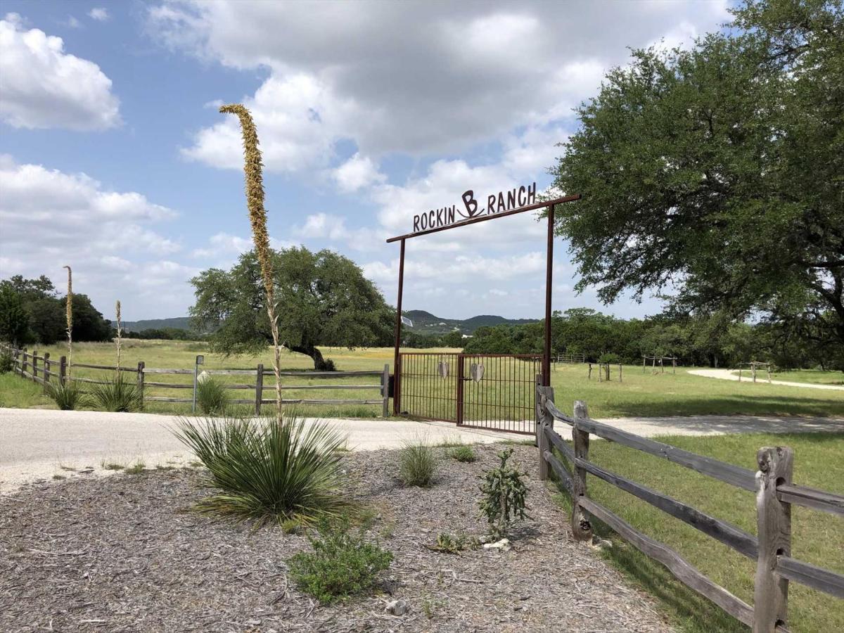 Rockin' B Ranch Love Shack Pipe Creek Экстерьер фото